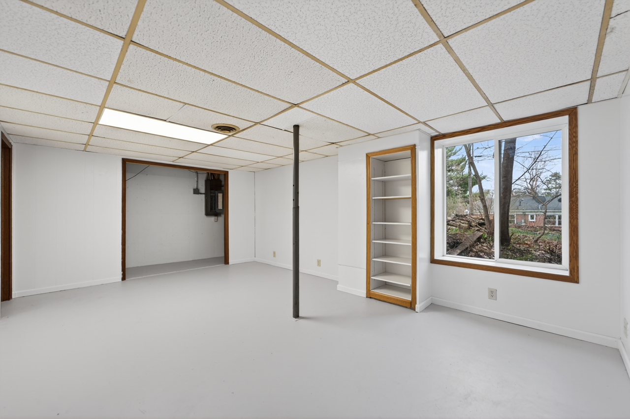 1407 Bolkinwood Drive, Freeport, IL 61032