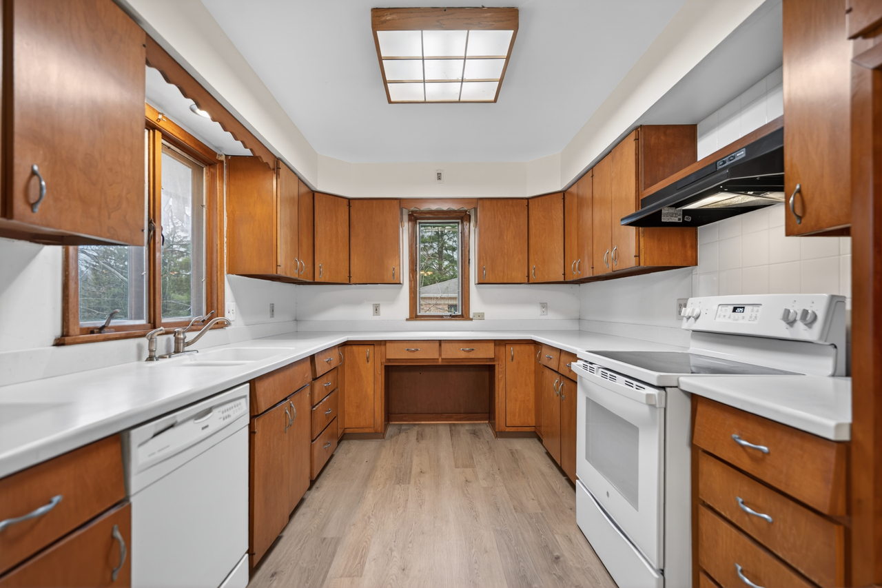 1407 Bolkinwood Drive, Freeport, IL 61032