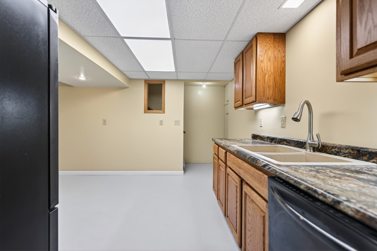 1407 Bolkinwood Drive, Freeport, IL 61032