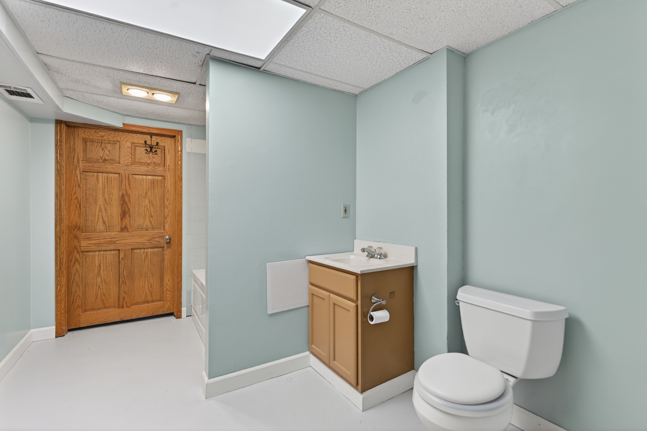 1407 Bolkinwood Drive, Freeport, IL 61032