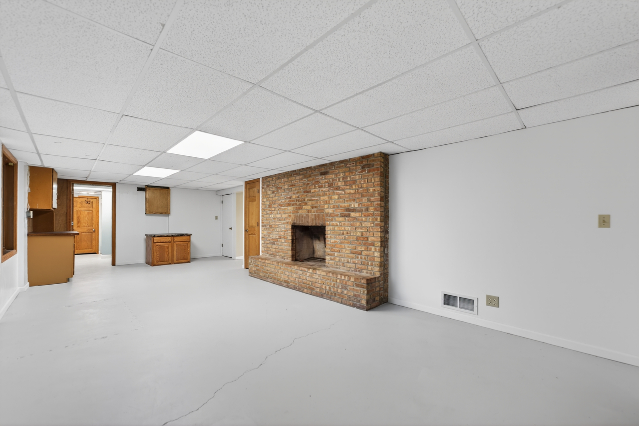 1407 Bolkinwood Drive, Freeport, IL 61032