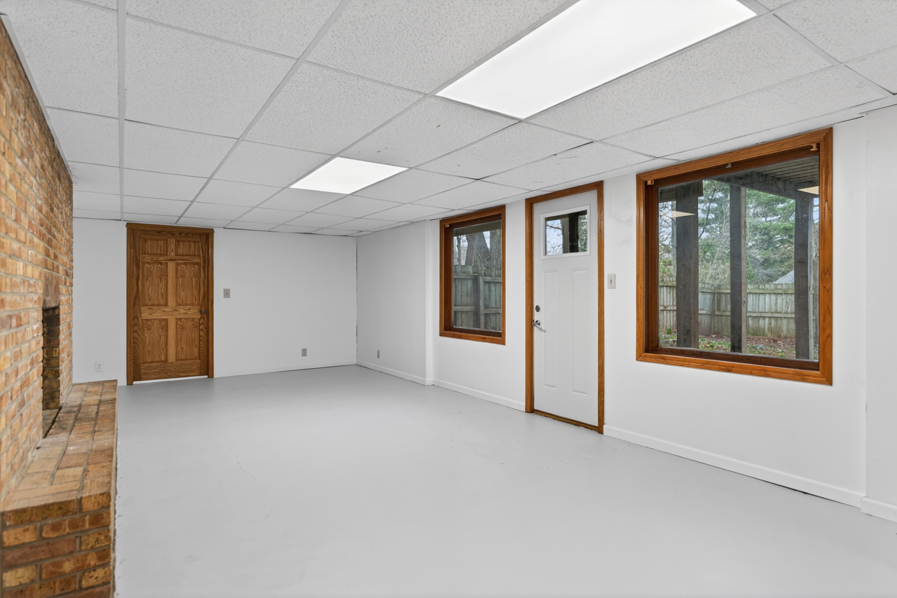 1407 Bolkinwood Drive, Freeport, IL 61032