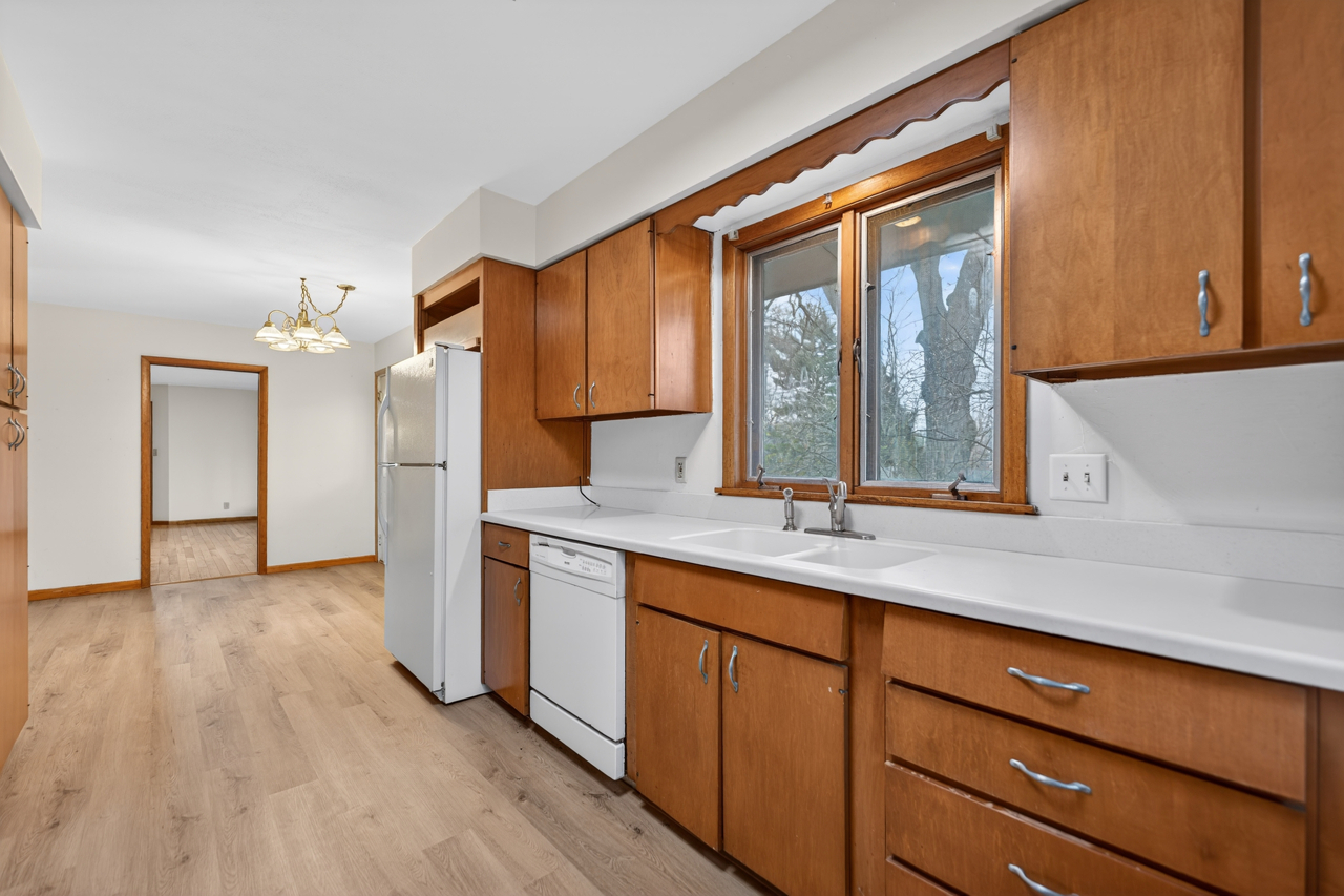 1407 Bolkinwood Drive, Freeport, IL 61032