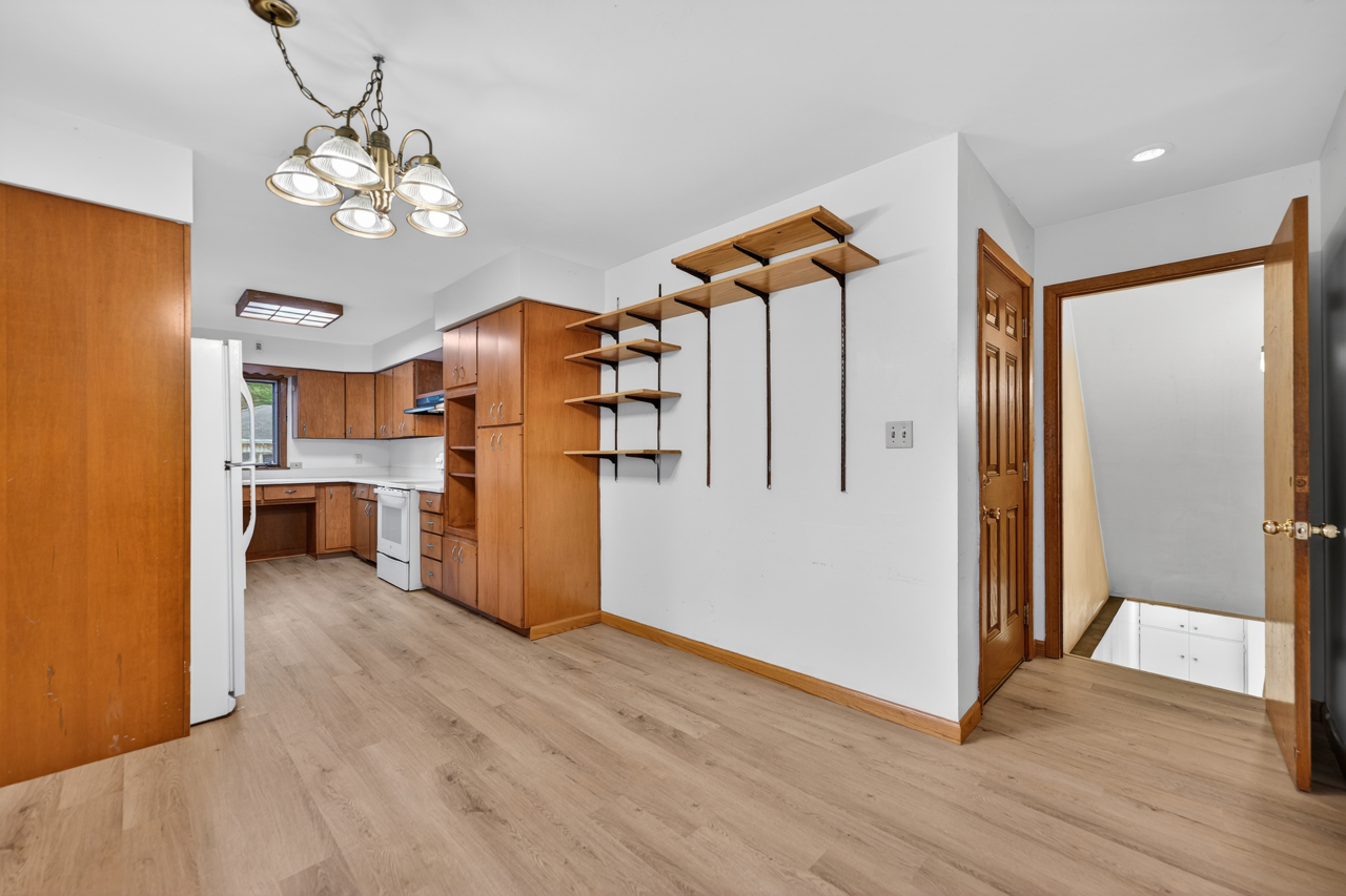 1407 Bolkinwood Drive, Freeport, IL 61032