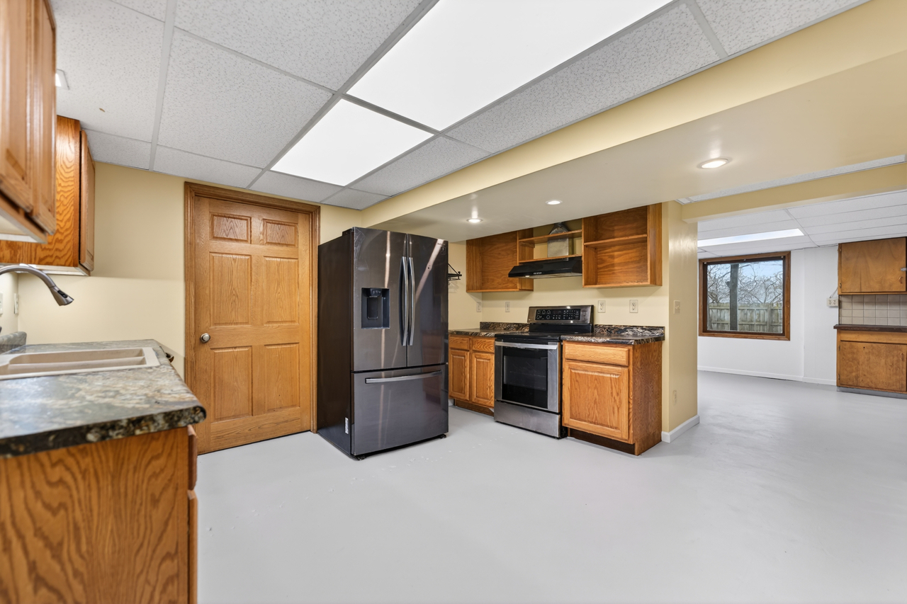 1407 Bolkinwood Drive, Freeport, IL 61032