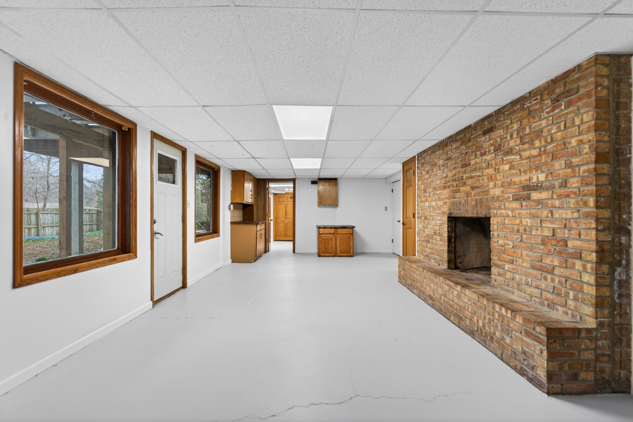 1407 Bolkinwood Drive, Freeport, IL 61032