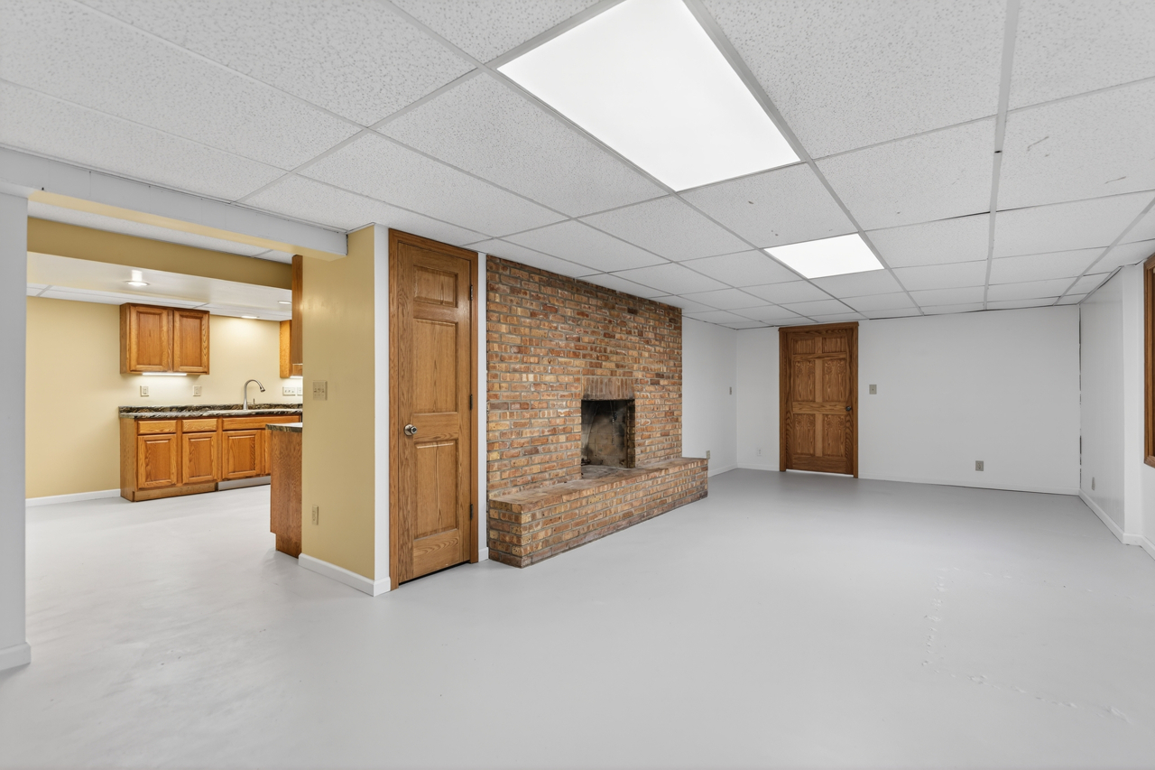 1407 Bolkinwood Drive, Freeport, IL 61032