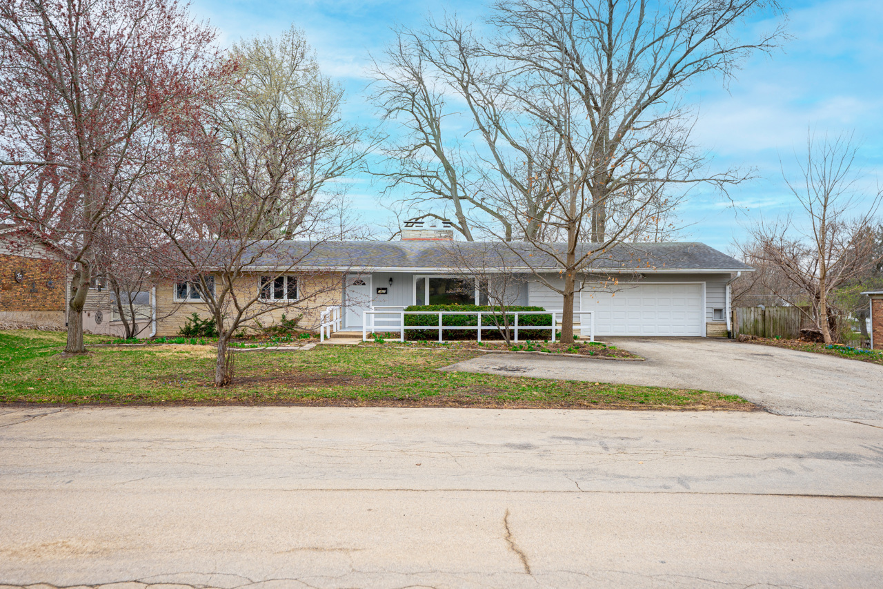 1407 Bolkinwood Drive, Freeport, IL 61032