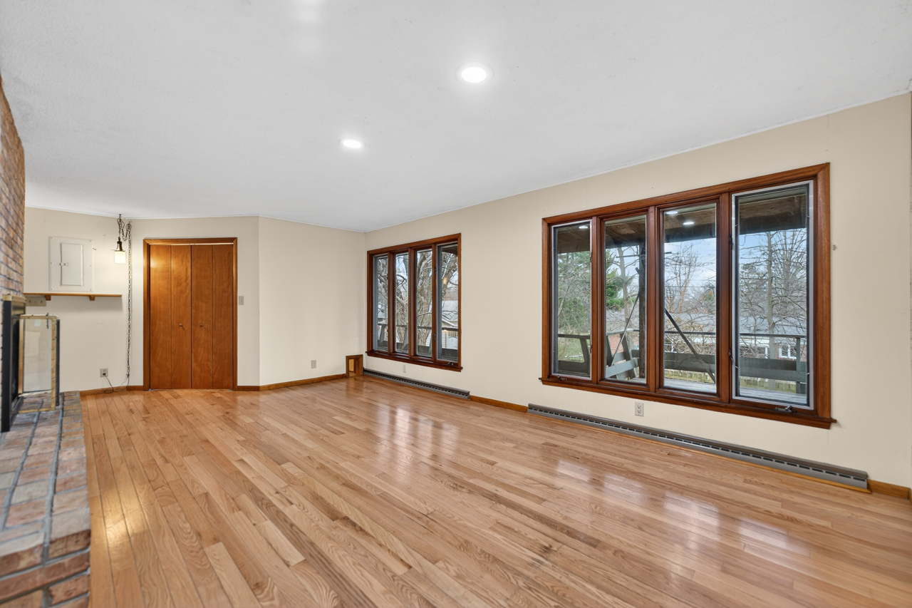 1407 Bolkinwood Drive, Freeport, IL 61032