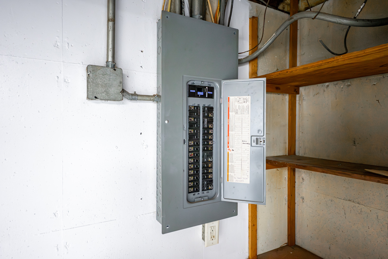 1407 Bolkinwood Drive, Freeport, IL 61032