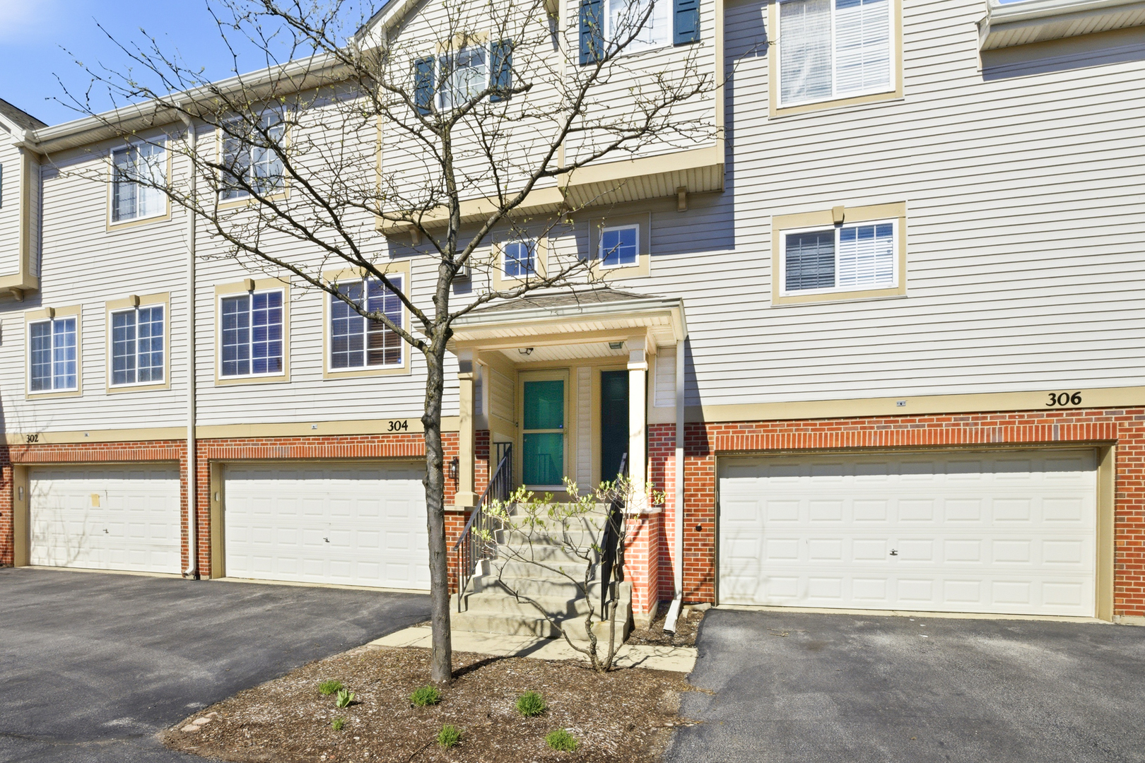 304 Monarch Drive, Streamwood, IL 60107