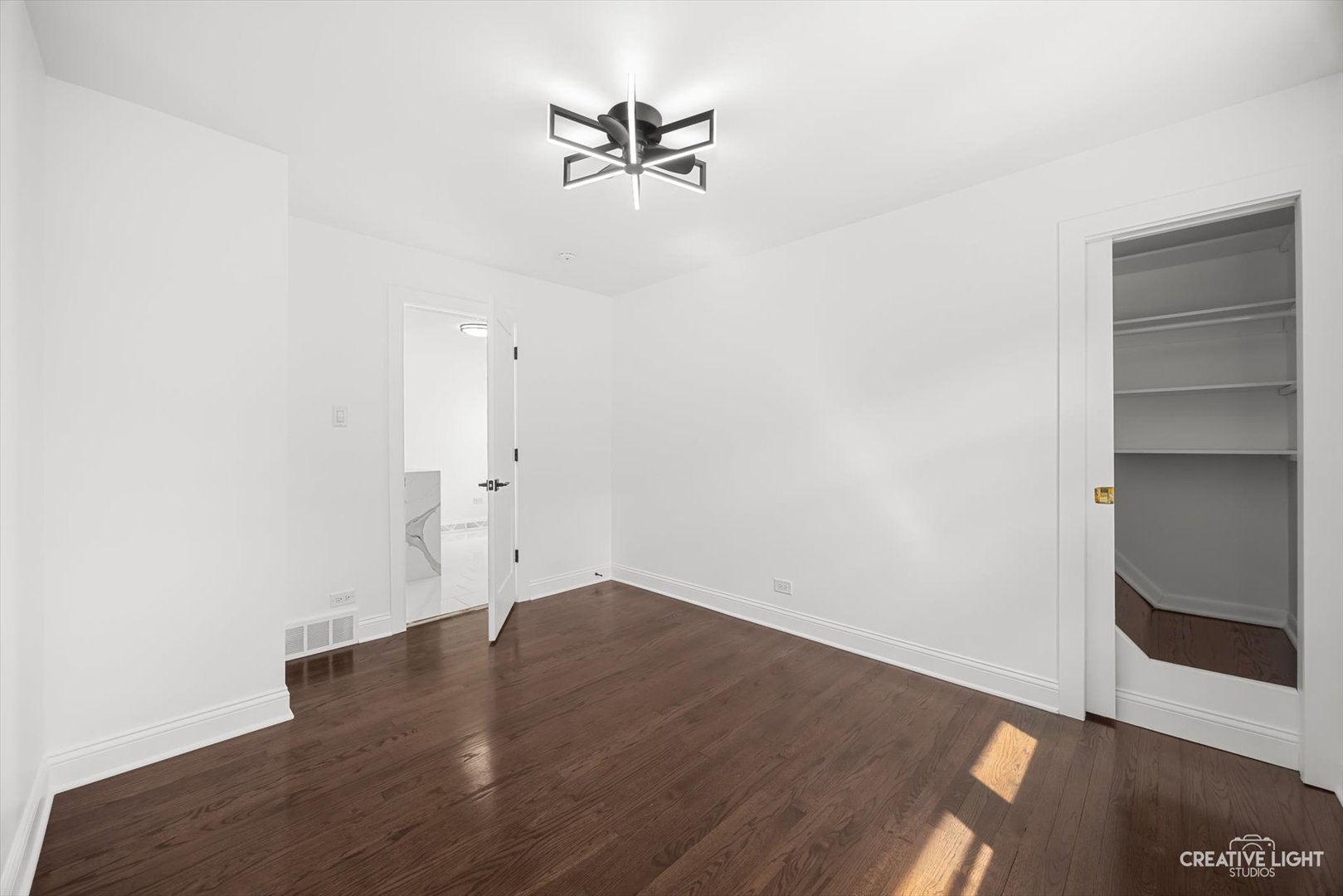 11101 S Ewing Avenue, Chicago, IL 60617