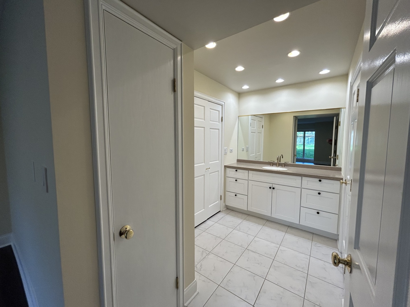 1 Oak Brook Club Drive #A105, Oak Brook, IL 60523