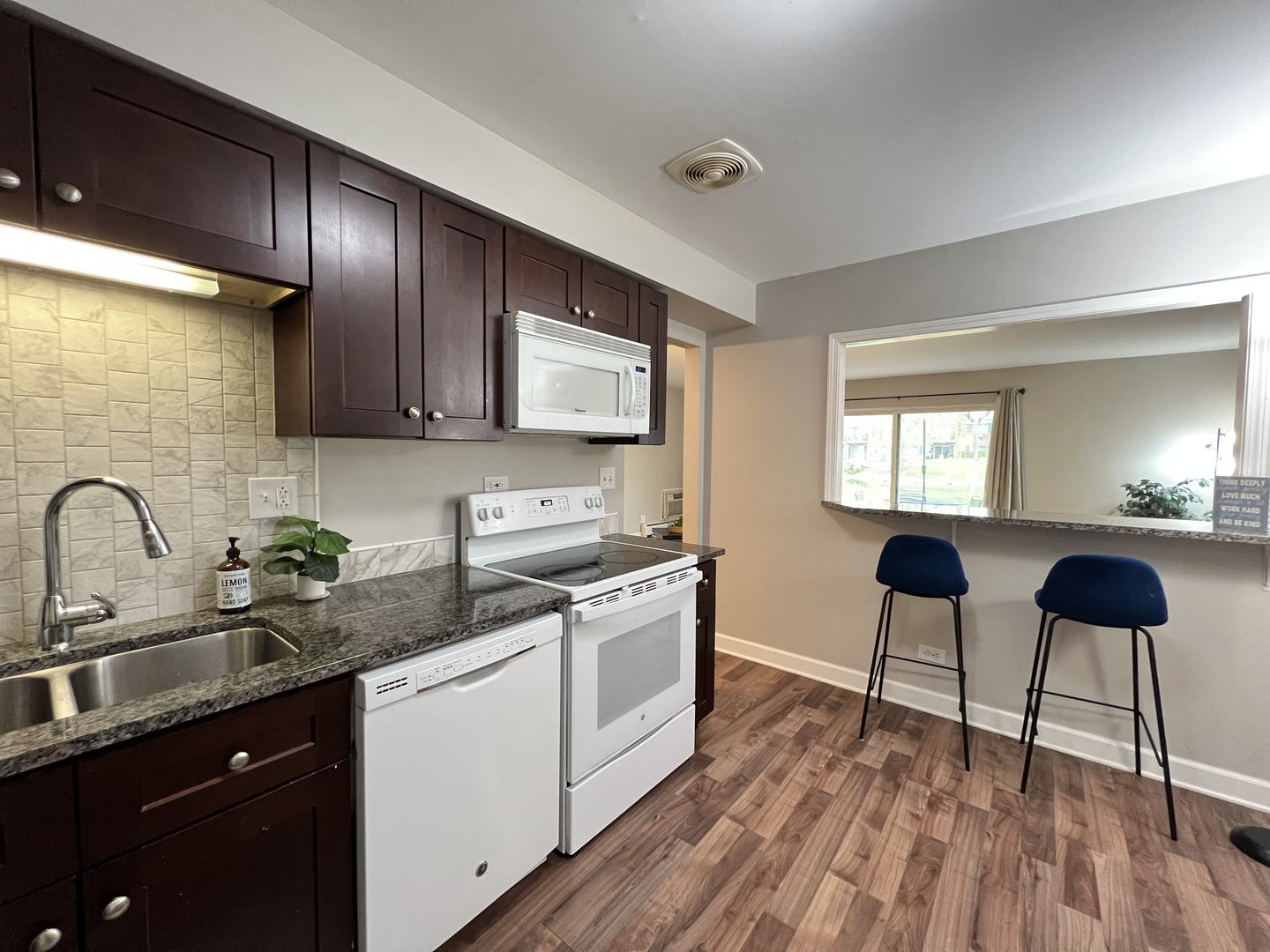 703 E Falcon Drive #C102, Arlington Heights, IL 60005