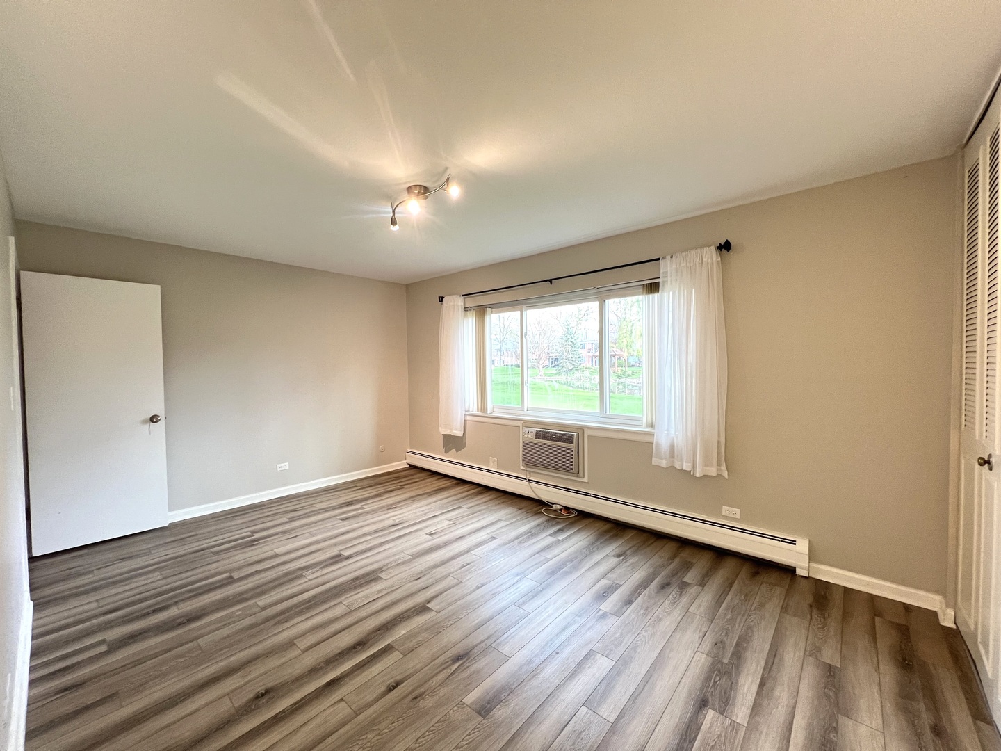 703 E Falcon Drive #C102, Arlington Heights, IL 60005