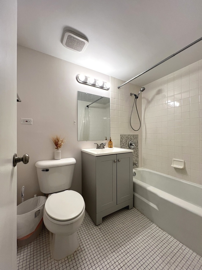 703 E Falcon Drive #C102, Arlington Heights, IL 60005