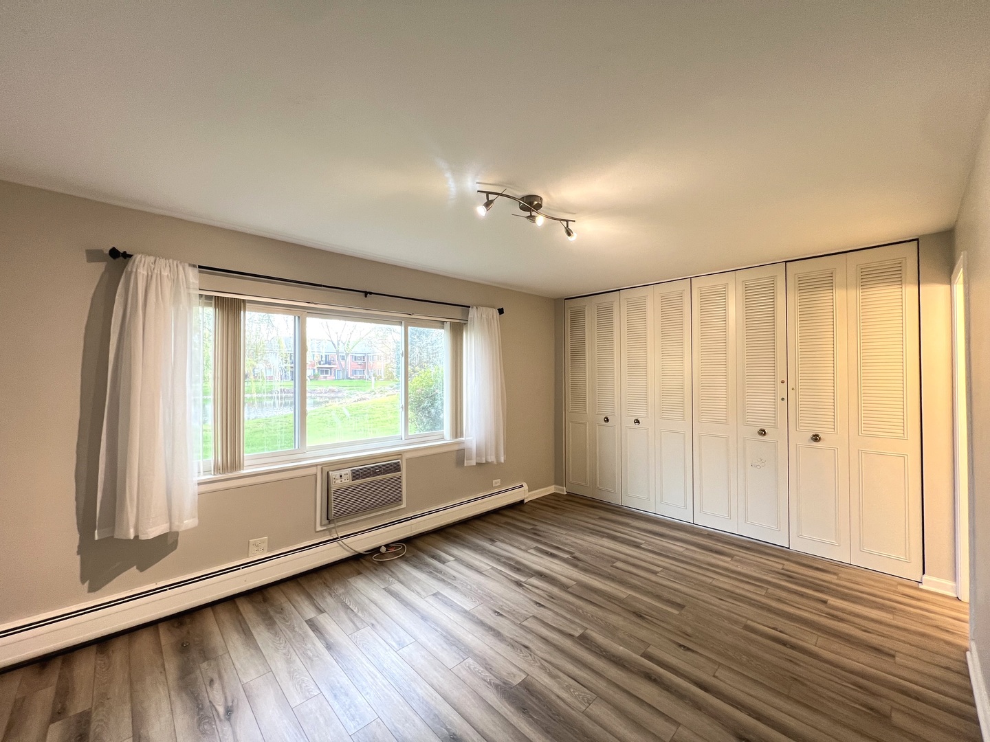 703 E Falcon Drive #C102, Arlington Heights, IL 60005