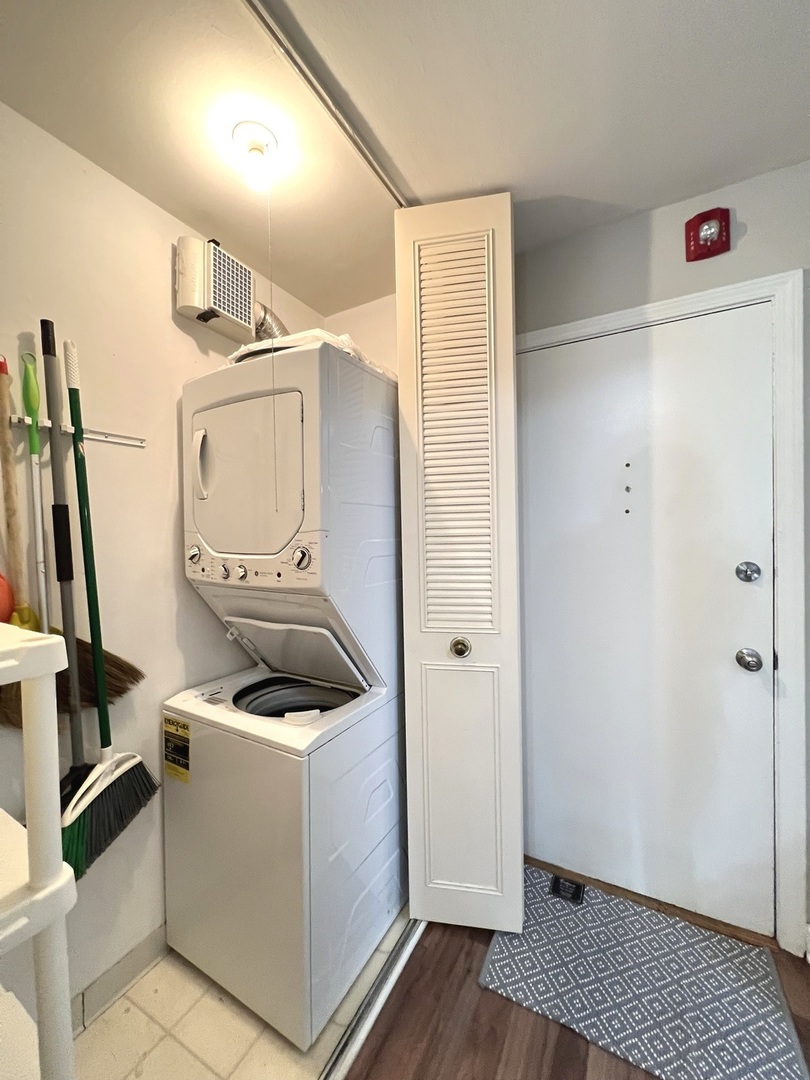 703 E Falcon Drive #C102, Arlington Heights, IL 60005