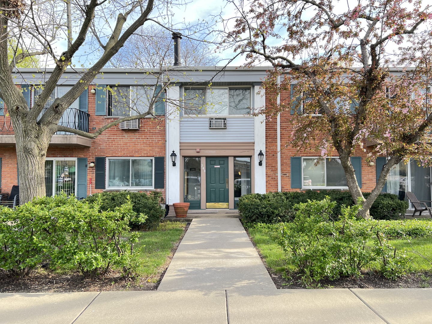 703 E Falcon Drive #C102, Arlington Heights, IL 60005