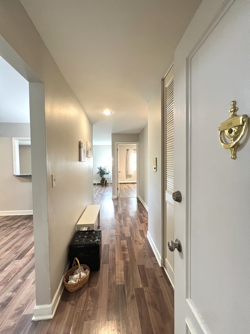 703 E Falcon Drive #C102, Arlington Heights, IL 60005