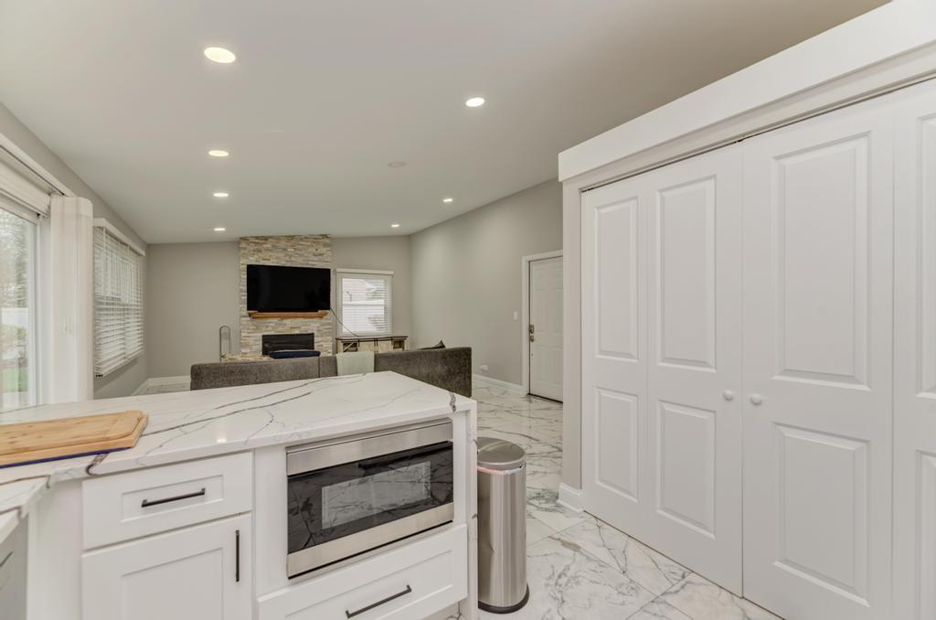 935 Pioneer Court, Roselle, IL 60172