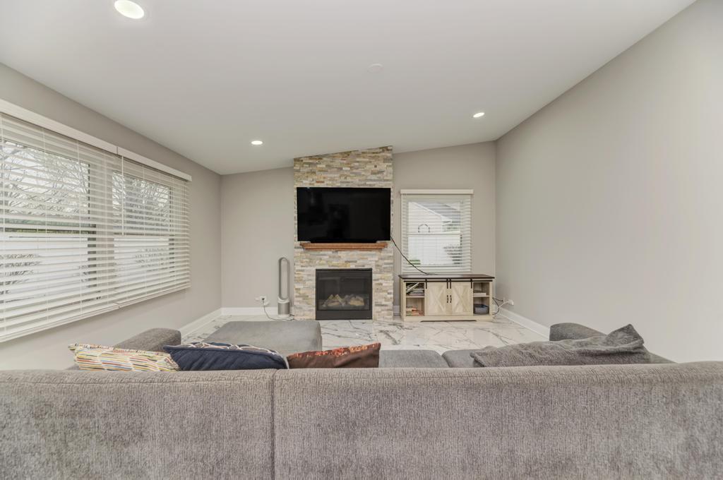 935 Pioneer Court, Roselle, IL 60172