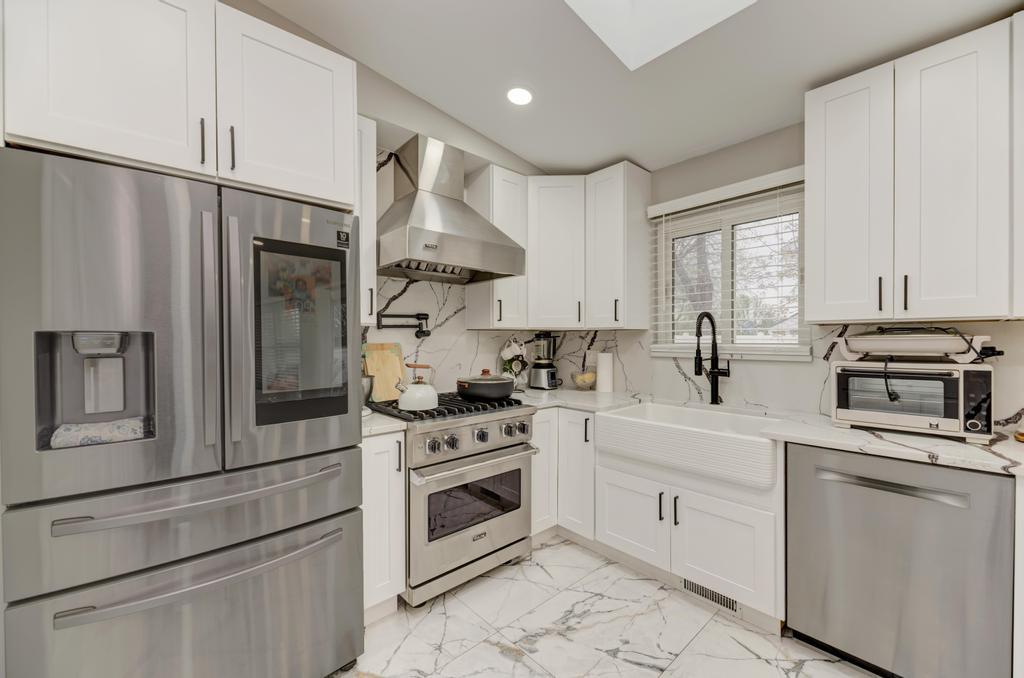 935 Pioneer Court, Roselle, IL 60172