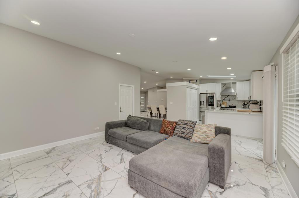 935 Pioneer Court, Roselle, IL 60172