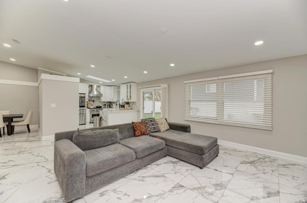 935 Pioneer Court, Roselle, IL 60172