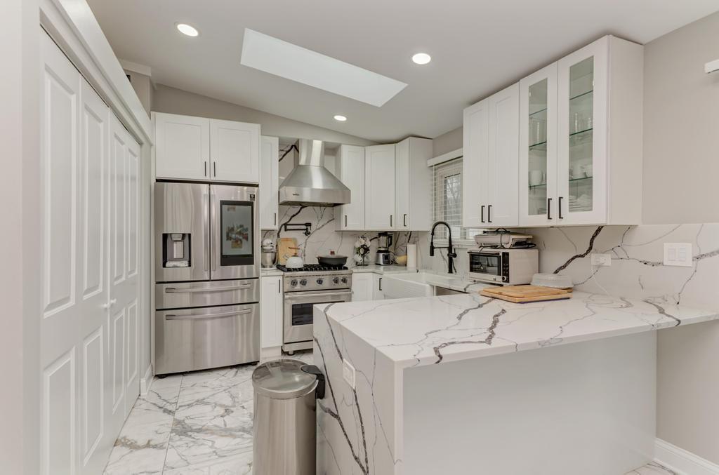 935 Pioneer Court, Roselle, IL 60172