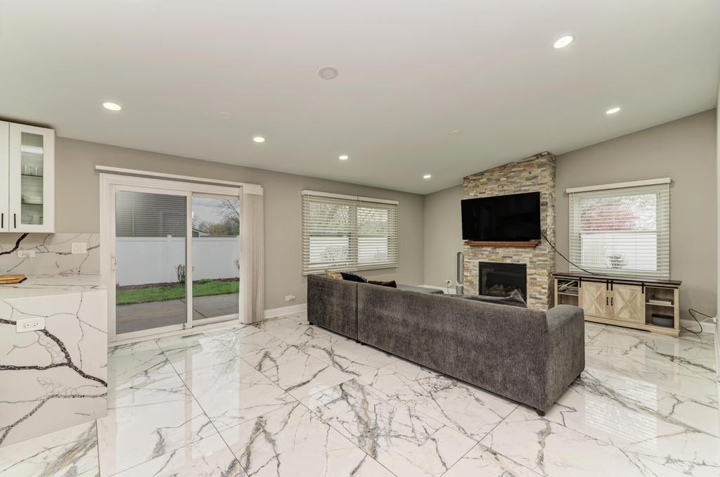 935 Pioneer Court, Roselle, IL 60172