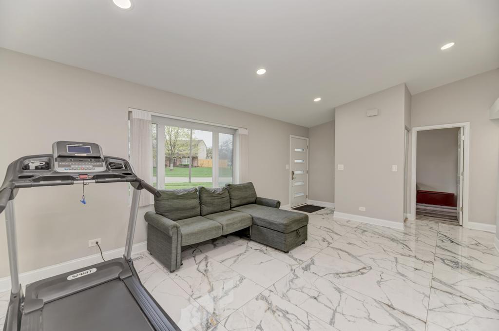 935 Pioneer Court, Roselle, IL 60172