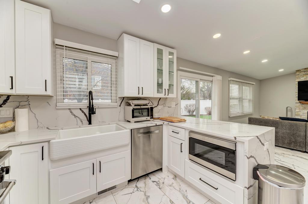 935 Pioneer Court, Roselle, IL 60172