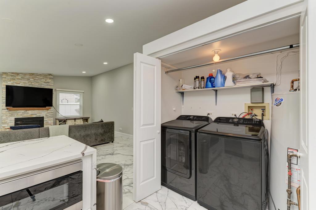 935 Pioneer Court, Roselle, IL 60172