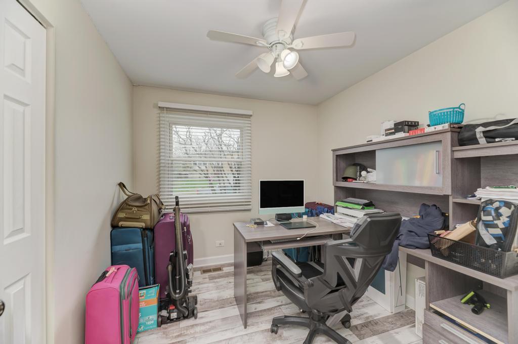 935 Pioneer Court, Roselle, IL 60172