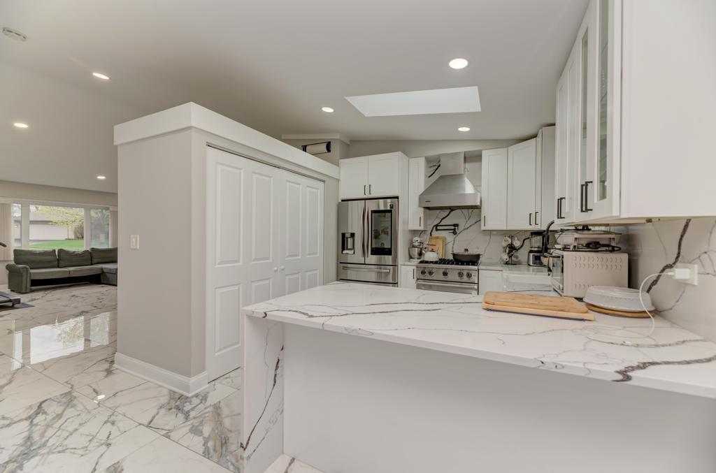 935 Pioneer Court, Roselle, IL 60172