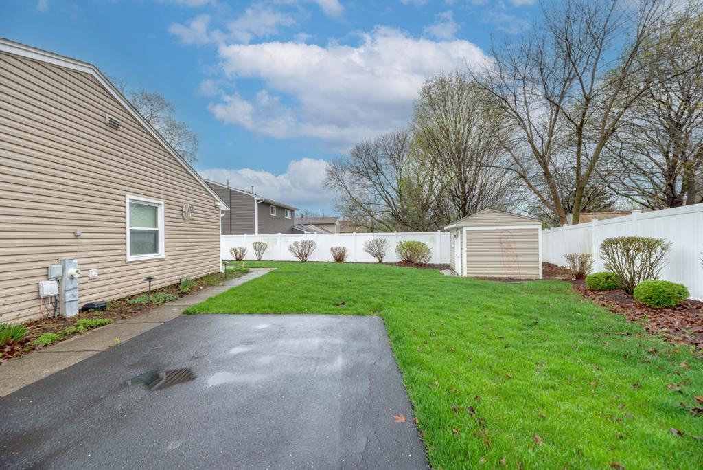 935 Pioneer Court, Roselle, IL 60172