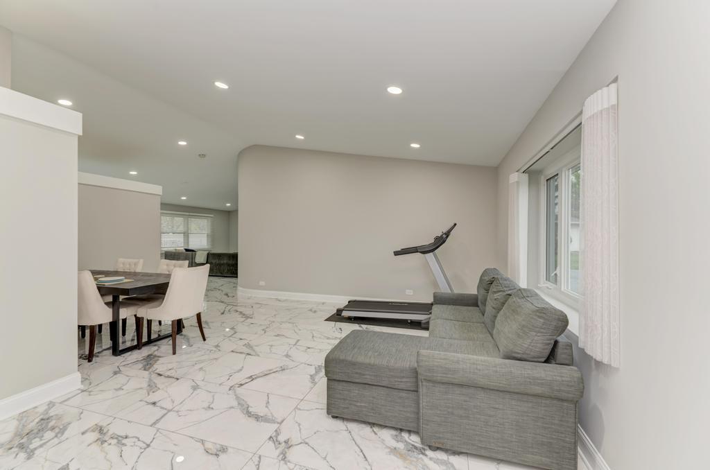 935 Pioneer Court, Roselle, IL 60172