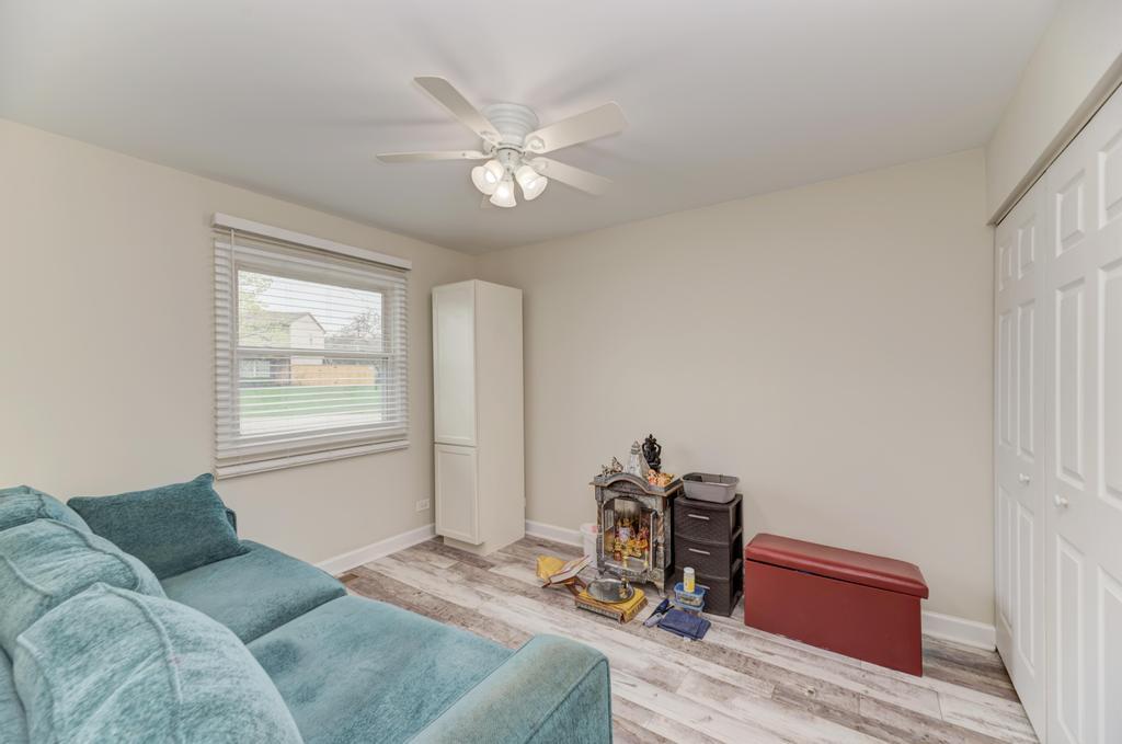 935 Pioneer Court, Roselle, IL 60172