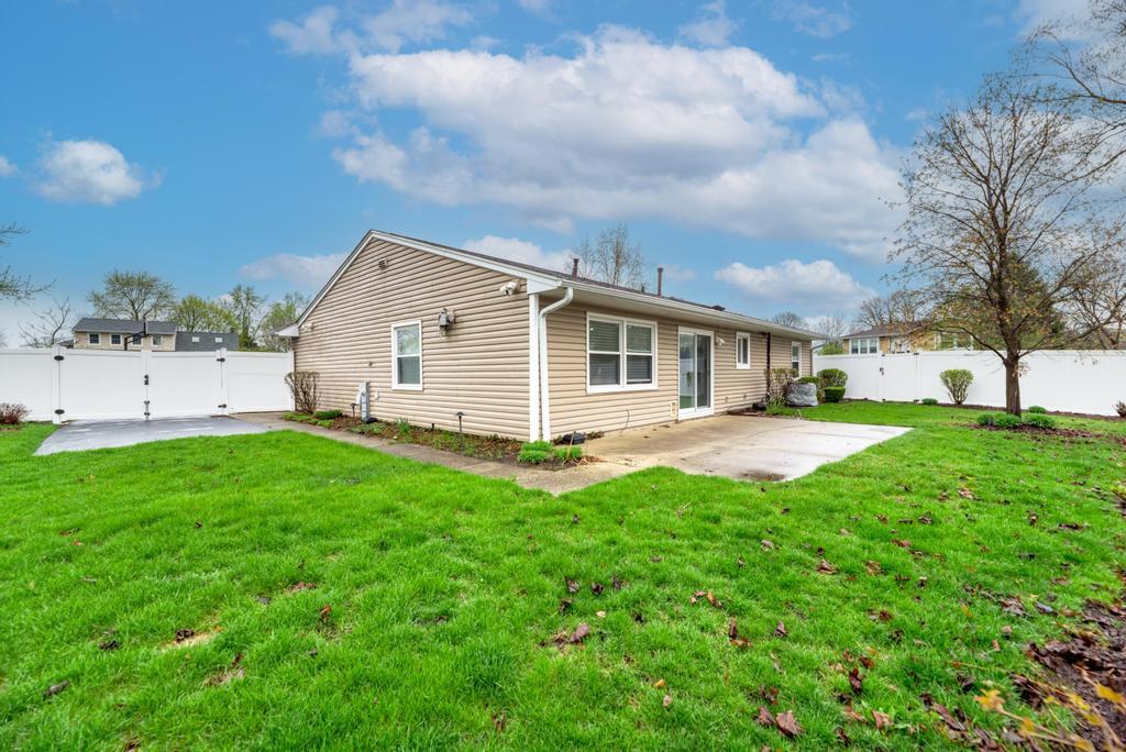 935 Pioneer Court, Roselle, IL 60172