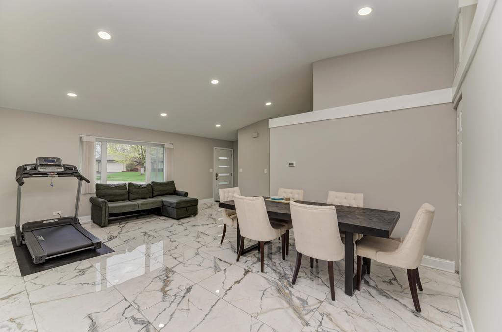 935 Pioneer Court, Roselle, IL 60172