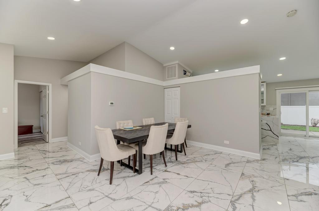 935 Pioneer Court, Roselle, IL 60172