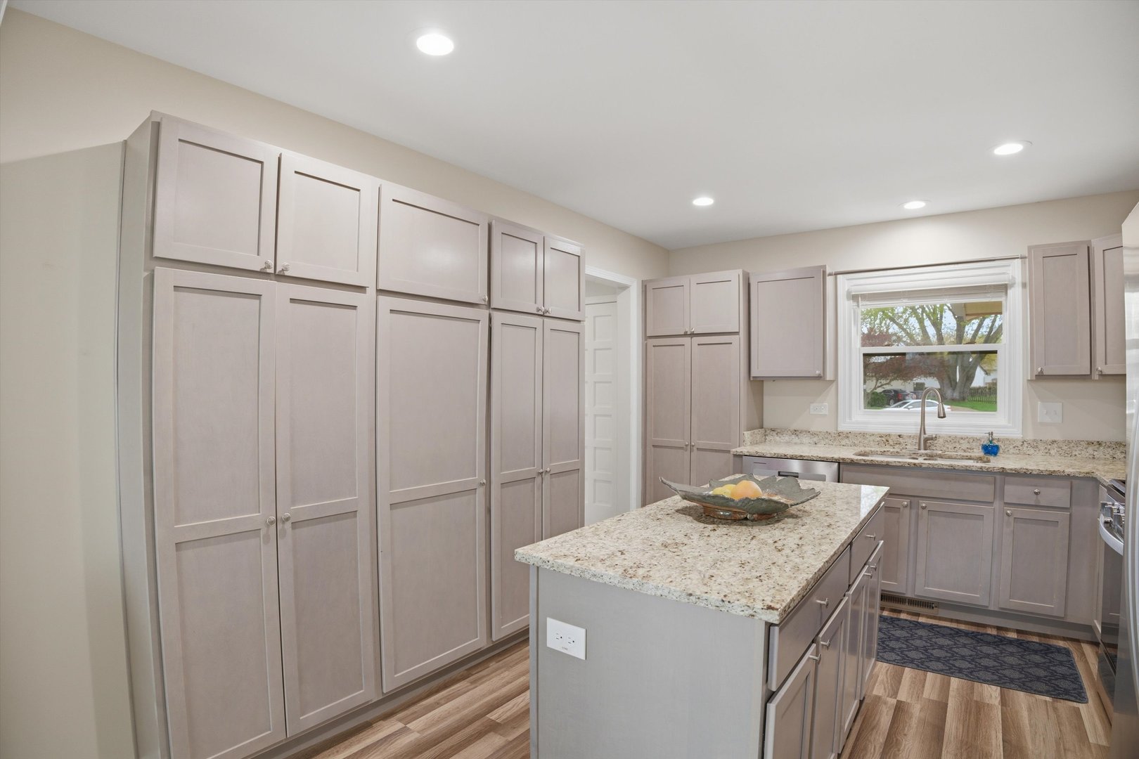 25 Devonshire Circle, Elgin, IL 60123