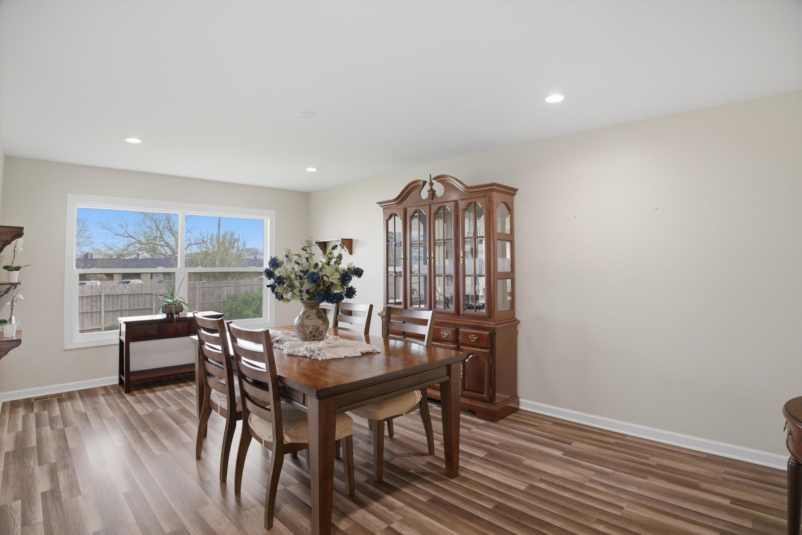 25 Devonshire Circle, Elgin, IL 60123