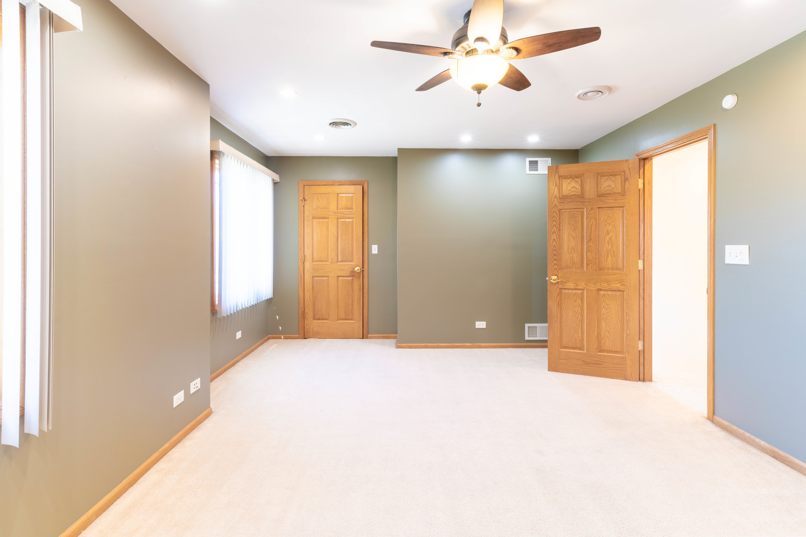 5149 S Sayre Avenue, Chicago, IL 60638