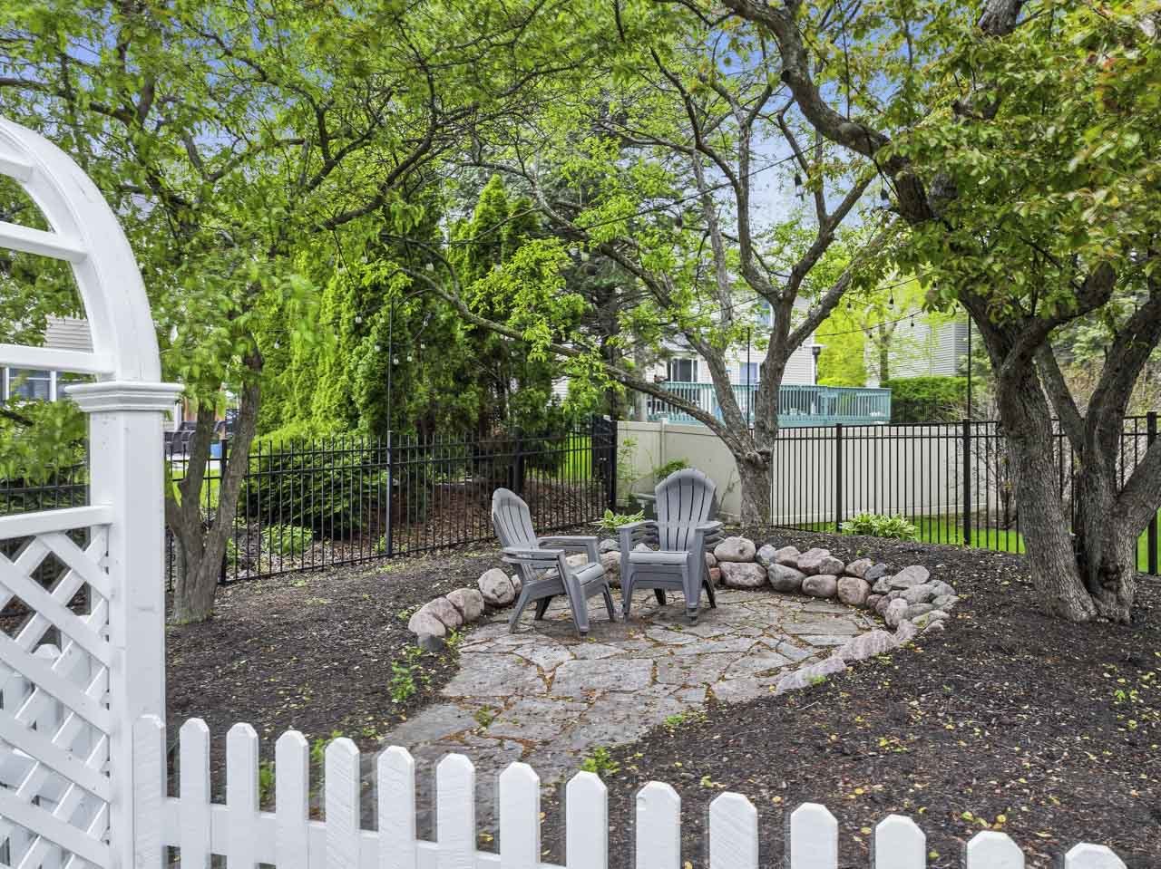 1028 Brewer Court, West Dundee, IL 60118