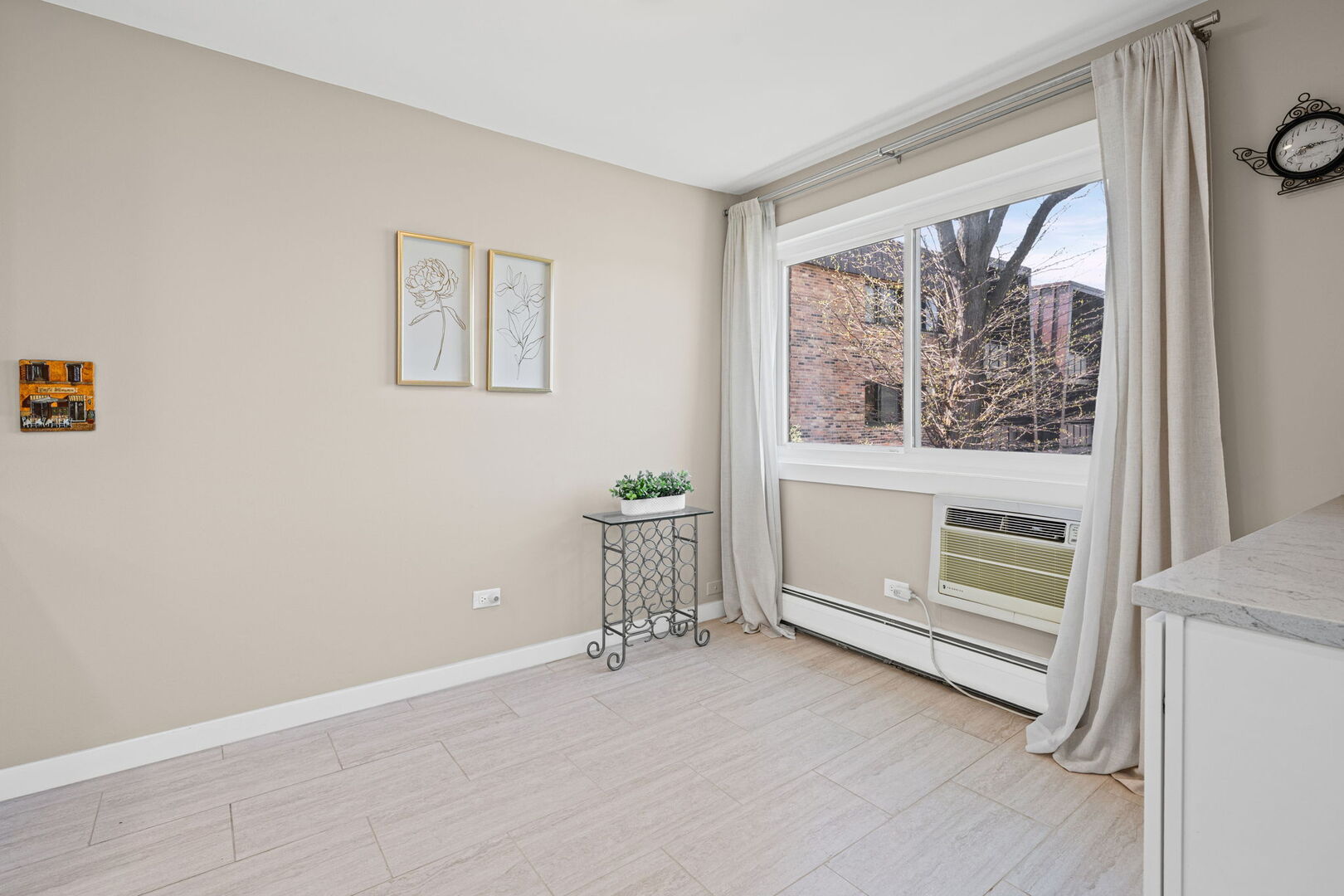 1205 E Hintz Road #209, Arlington Heights, IL 60004