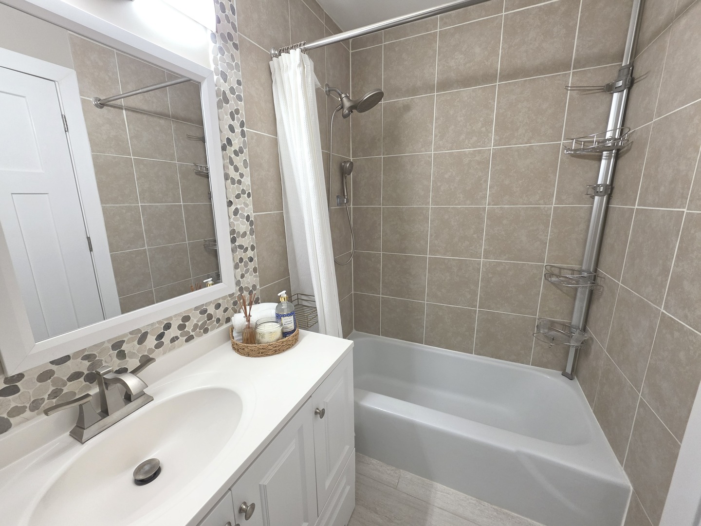 1205 E Hintz Road #209, Arlington Heights, IL 60004