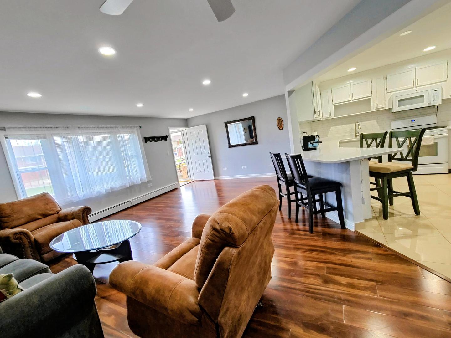 1113 Holiday Lane #9, Des Plaines, IL 60016