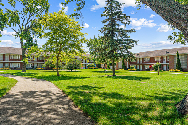 1113 Holiday Lane #9, Des Plaines, IL 60016